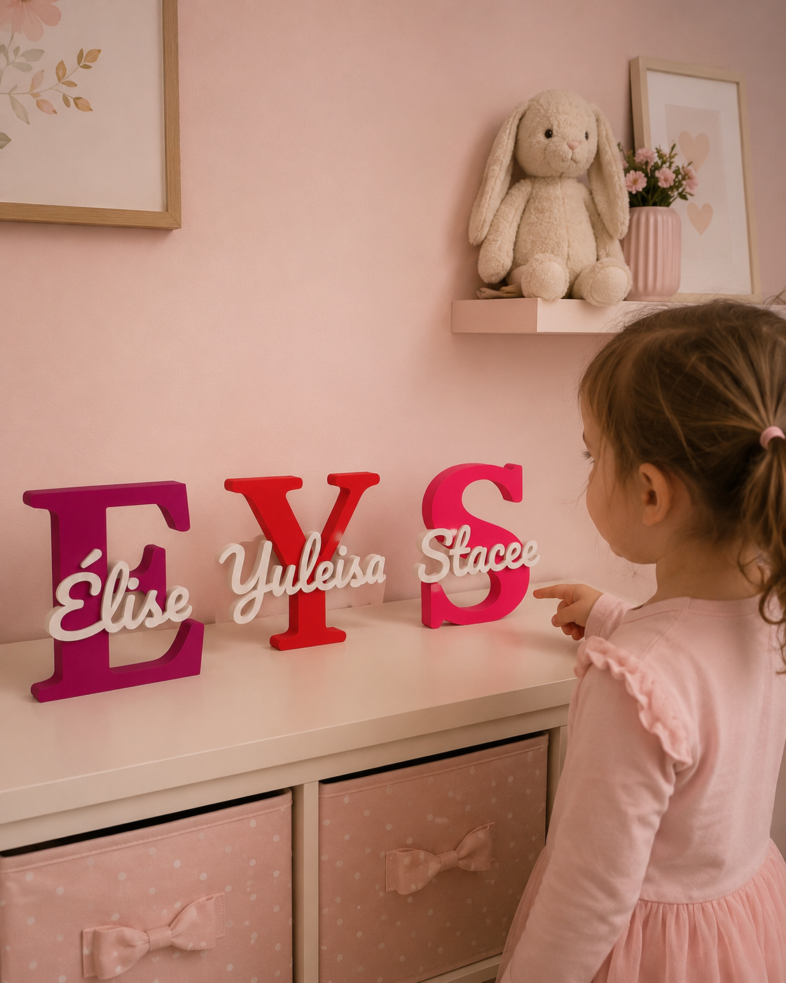 Lettres prénom 3D roses personnalisées sur une étagère dans une chambre d'enfant