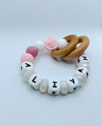 Hochet de dentition Aliyah, perles roses et anneau en bois